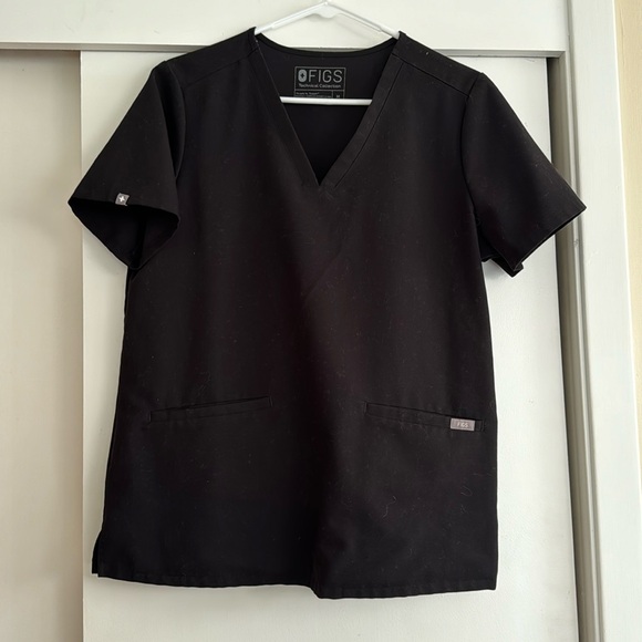 Figs 2 Pocket Black Top - Picture 1 of 3